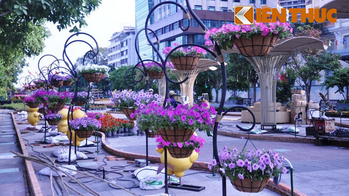 Dọc theo đường hoa là tiểu cảnh "Cánh chim hoà bình" với đèn led được bố trí chạy âm bên trong cho khách tham quan cảm giác mang cả bầu trời tinh tú trên đôi cánh khi đêm về.