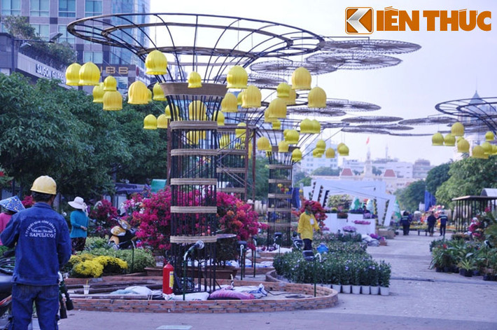 Một điểm rất mới ở đường hoa Nguyễn Huệ năm nay là ứng dụng công nghệ phần mềm chụp hình ảo tại nhiều điểm như: Cổng đường hoa, cây xuân, công trình thành phố, rừng thiên nhiên rực sáng và nơi những chú gà vui nhộn.