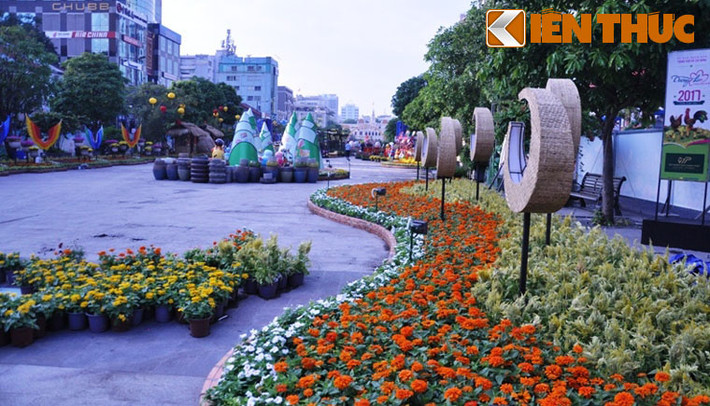 Điểm nhấn của phân đoạn "Thành phố văn minh - hiện đại - nghĩa tình" là những mô hình kiến trúc tiêu biểu mang tính lịch sử của thành phố như: bến Nhà Rồng, Toà nhà UBND TPHCM, chợ Bến Thành, cầu Phú Mỹ...