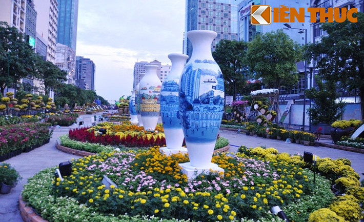 Đường hoa Tết Đinh Dậu 2017 với chủ đề “Thành phố mang tên Bác – Khát vọng ngời sáng” trải dài từ đường Lê Thánh Tôn đến đường Tôn Đức Thắng với tổng chiều dài khoảng 720m.