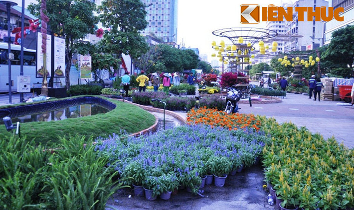 Làm nền cho đại cảnh Xuân sum họp là 108 chiếc đèn lồng được thiết kế riêng cho đường hoa Nguyễn Huệ 2017.