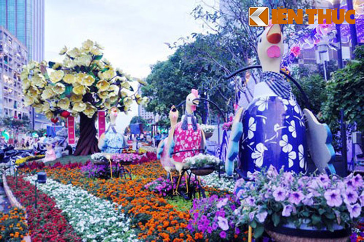 Hình ảnh cách điệu những chú gà ngộ nghĩnh đạp xe hoa đi chợ Tết tại đường hoa Nguyễn Huệ Tết Đinh Dậu 2017.