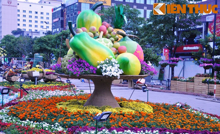 Những chiếc lọ lộc bình được lắp đặt trên đường hoa tạo thêm nhiều nét thú vị cho du khách đến tham quan, chụp ảnh.