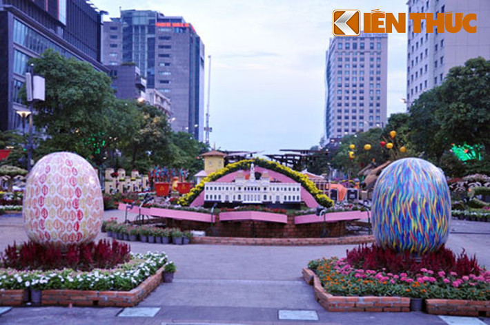 Đường hoa Nguyễn Huệ 2017 sẽ có đài phun nước gồm 12 quả trứng được sơn tạo hình mỹ thuật hiện đại, màu sắc đa dạng. Mỗi quả trứng tượng trưng cho một tháng trong năm.