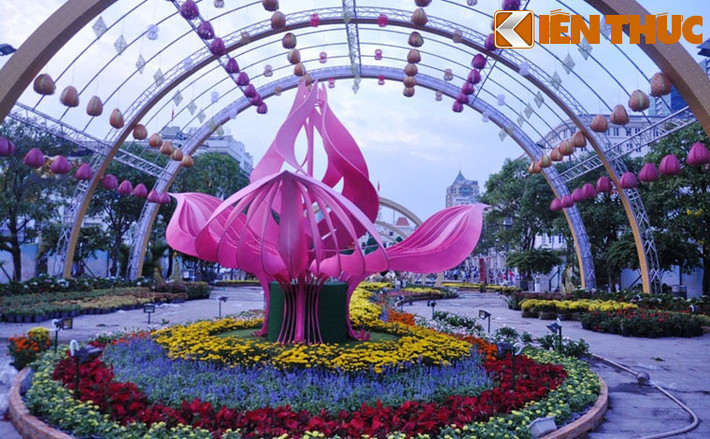 Điểm đặc biệt của linh vật năm nay là bên trong thiết kế thân gà có gắn mô tơ điện để gia đình gà chuyển động, cất tiếng gáy tạo nên sự bất ngờ thú vị cho du khách.