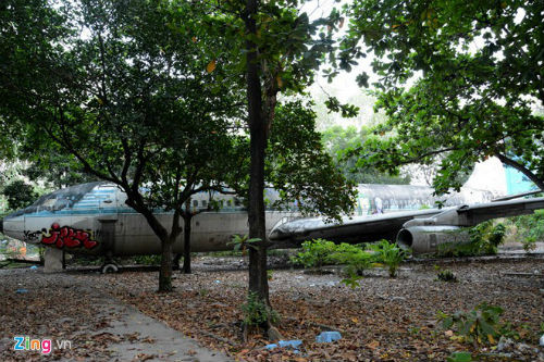 Năm 1980, do hư hỏng nên chiếc Boeing 707 của Hãng hàng không Quốc gia Việt Nam (Vietnam Airlines) được kéo về bãi đất trống trên đường Hồng Hà (quận Tân Bình, TP HCM). Toàn bộ động cơ, hệ thống điều khiển bị tháo ra, phục vụ việc huấn luyện của Trung tâm huấn luyện bay TP HCM.