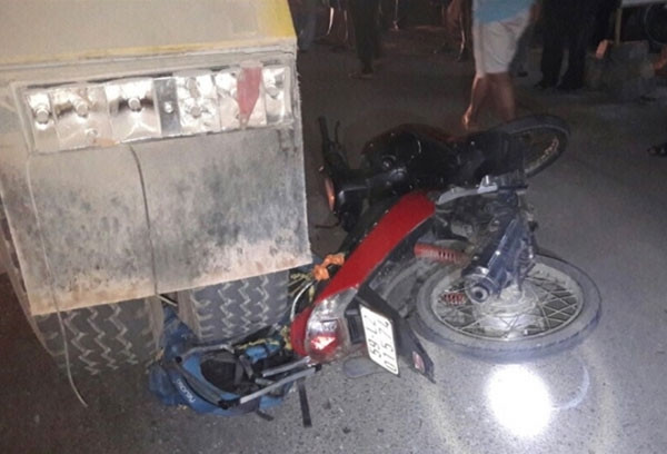 4. Ngã ra đường, người đàn ông Na Uy bị xe ben chèn chết Khoảng 18h35 ngày 18/4 tại QL1D (thuộc phường Quang Trung, TP. Quy Nhơn, Bình Định), anh Nilsmarthin Andersen (20 tuổi, quốc tịch Na Uy) điều khiến xe máy BKS 59L2-015.74 chạy trên QL1D theo hướng Bắc – Nam. Khi đến Km7+500m-đường Tây Sơn (thuộc tổ 45, Khu vực 5, phường Quang Trung) anh bất ngờ bị ngã xe. Ngay sau đó, xe ben BKS 77C-093.33 do Hồ Quang Đạt (SN 1987, trú phường Đống Đa, TP. Quy Nhơn) điều khiển chạy phía sau cùng chiều đã chèn lên người. Vụ tai nạn khiến anh Nilsmarthin Andersen tử vong.