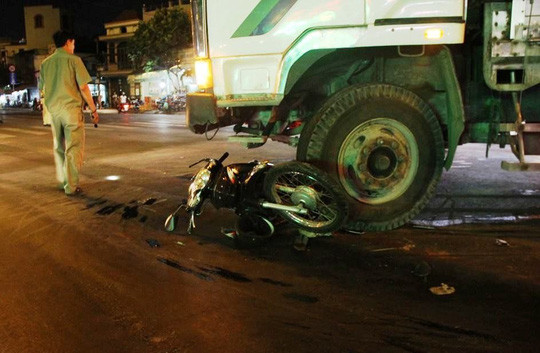 15. Xe tải kéo lê xe máy, người đàn ông chết thảm Khoảng 19h30 tối 21/4, trên đường quốc lộ 1 qua quận 12 (TP HCM), xe tải BKS 51C - 549.16 do tài xế Nguyễn Văn Khoa (35 tuổi, quê Bến Tre) điều khiển lưu thông trên quốc lộ 1 hướng từ quận Thủ Đức về ngã tư An Sương. Khi đến giao lộ quốc lộ 1 – Nguyễn Văn Quá (quận 12) thì tông phải xe máy BKS 71H4 – 7612 do anh Nguyễn Văn Hoàng (42 tuổi) điều khiển. Cú tông bất ngờ và kéo lê hơn 10m, khiến anh Hoàng bị tử vong trên đường đến bệnh viện.