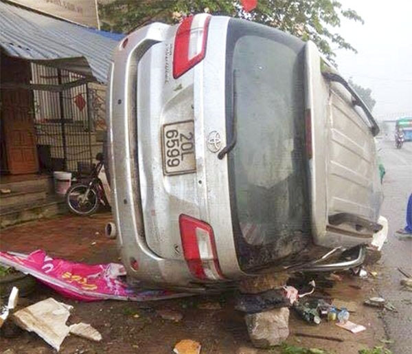 11. Xe Fortuner lao vào nhà dân, 5 người thương vong Khoảng 3h sáng ngày 21/4, tại xã Tân Hương, Thị xã Phổ Yên, tỉnh Thái Nguyên, người dân đang ngủ thì bỗng nghe thấy một tiếng va chạm lớn kèm tiếng kêu cứu thất thanh. Khi họ chạy ra thì thấy một chiếc xe ô tô Fotuner 7 chỗ, BKS: 20L – 6599 bị lật ngay trước cửa nhà. Ngay lập tức, người dân đã dùng gậy đập cửa kính đưa người bị nạn ra khỏi xe và đưa đi cấp cứu. Tai nạn khiến 1 người chết, 4 người khác bị thương.