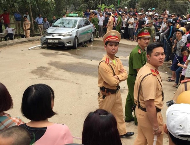 2. Taxi lao xuống hồ, tài xế và 3 khách tử vong Rạng sáng 18/4, chiếc taxi hãng Tam Gia chở 3 vị khách nam lao xuống hồ Thiên Trường, phường Hoàng Văn Thụ (TP Lạng Sơn) khiến cả 4 tử vong trong xe. Theo lãnh đạo Ban ATGT tỉnh Lạng Sơn, vụ tai nạn xảy lúc 00h30. 4 người đàn ông tử vong đều ngụ địa phương.Tới trưa cùng ngày, thi thể các nạn nhân được đưa về nhà tang lễ bệnh viện Cao Lộc chờ người thân tới nhận diện.