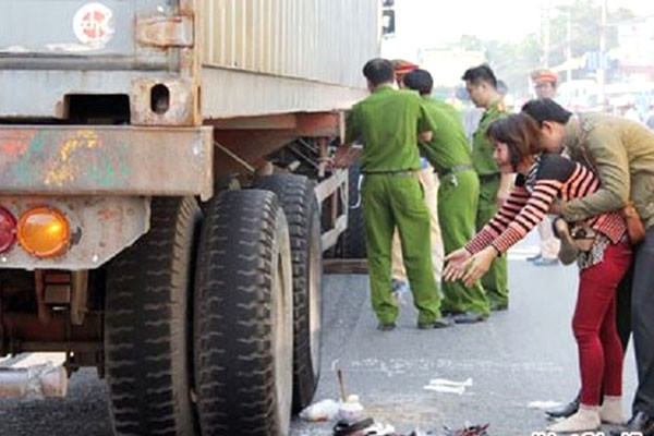 6. Bố đánh xe tải đi làm, bất cẩn cán chết con gái 2 tuổi Rạng sáng ngày 19/4 tại xóm 6 xã Quỳnh Mỹ, huyện Quỳnh Lưu (Nghệ An), anh Đ. trong lúc đưa xe tải rời khỏi nhà đã vô tình cán phải con gái của mình là cháu Nguyễn Thị H. (hơn 2 tuổi) khi cháu đang chơi đùa gần đó. Đến khi mẹ cháu bé phát hiện thì cháu đã tử vong. Được biết, lúc tai nạn xảy ra, anh Đ. cũng không biết đã cán phải con gái nên vẫn tiếp tục đánh xe đi làm. Đến khi mọi người gọi điện thì anh Đ. mới hay tin dữ.