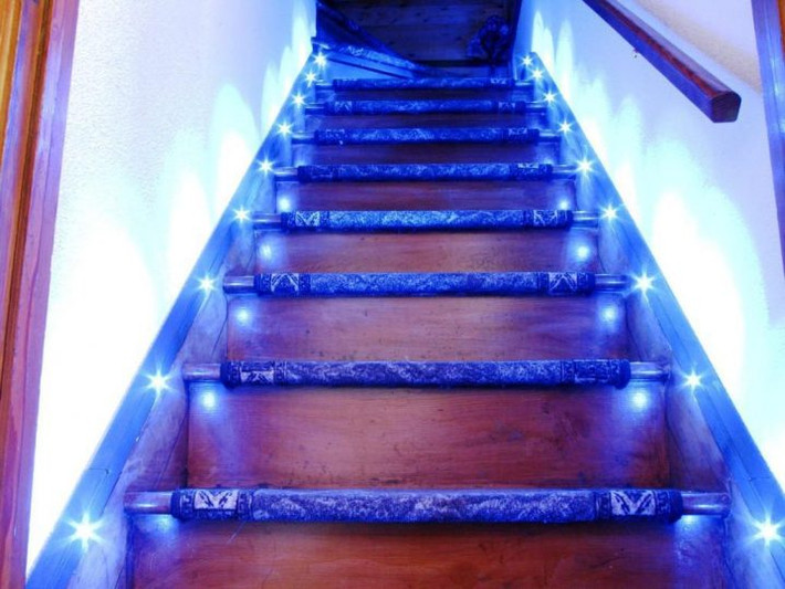 Đèn led nhỏ kết hợp đá ốp cầu thang mang đến ánh sáng xanh huyền diệu.