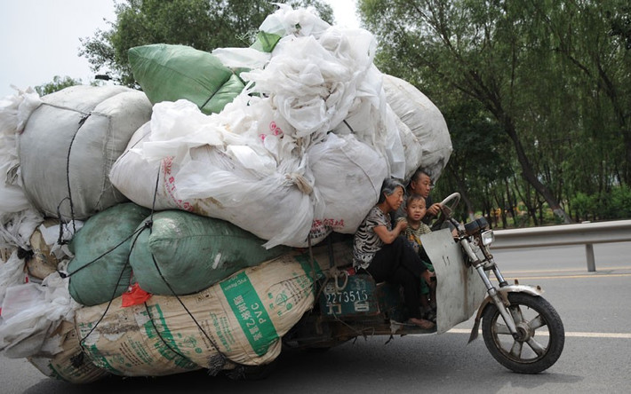 Xe ba gác còn chở được nhiều hơn xe tải lớn đấy.