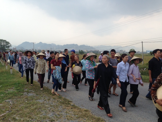 Vào 13h30’, đoàn xe tang bắt đầu lăn bánh, hài cốt của Liệt sĩ Thượng uý Đặng Đình Duy được di chuyển đến Nhà văn hoá xã Thanh Nguyên (Thanh Liêm, Hà Nam) để làm Lễ tiếp nhận hài cốt liệt sĩ.