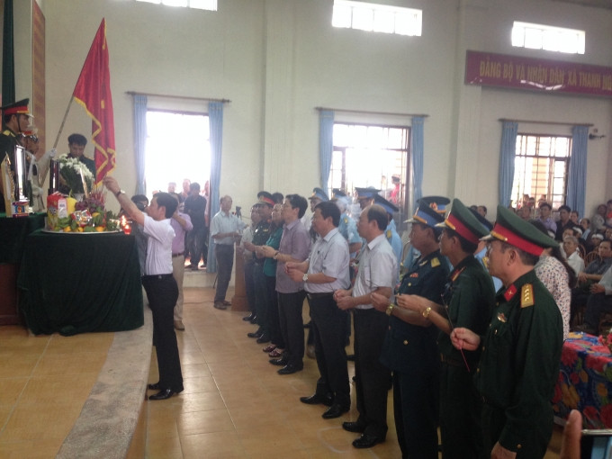 Các cơ quan, ban ngành, đoàn thể cùng người dân thắp nén nhang thơm phúng viếng hương hồn Liệt sĩ Thượng uý Đặng Đình Duy.
