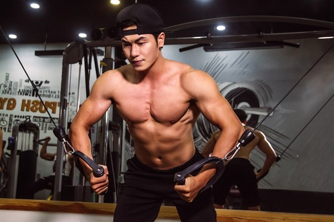 Ép ngực với cáp: Là một trong những bài tập hiệu quả nhất giúp bạn kích thích cơ ngực phát triển. Bắt đầu bài tập với tay cầm cáp ngang vai, người hơi cúi về phía trước, chân rộng bằng vai. Kéo cáp sao cho hai tay hướng vào nhau, tay luôn nắm chặt tay cầm. Ép ngực mạnh nhất có thể, tạm dừng vài giây sau đó thực hiện lại.