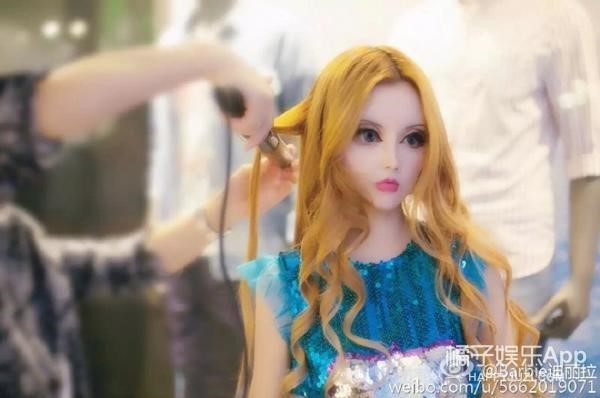 Ngay cả khi đăng đoạn video để chứng minh nhan sắc tự nhiên, cô gái mang 1/4 dòng máu Nga cũng không thể thuyết phục cộng đồng mạng vì clip này không nói lên được điều gì.