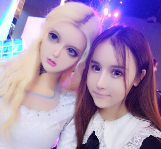 Nhan sắc của Lệ Lạp hoàn toàn khác biệt so với phái đẹp nói chung. "Xinh đẹp gì với gương mặt cứng đơ ấy? Tôi chỉ thấy cô ta rất đáng sợ", một bạn trẻ nhận xét.