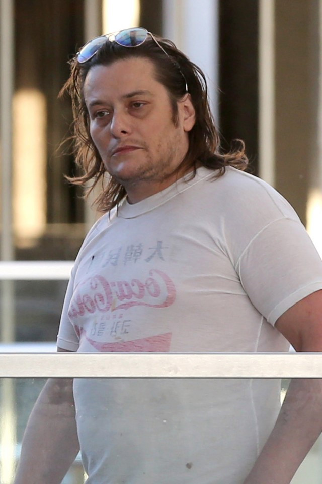 Nhưng 25 năm sau thành công ấy, cái tên Edward Furlong đang chìm trong quên lãng. Ở tuổi 39, anh lộ vẻ già nua, mệt mỏi và phát tướng khi có mặt ở một siêu thị tại nước Mỹ hôm 21/10. Ảnh: Xposure.