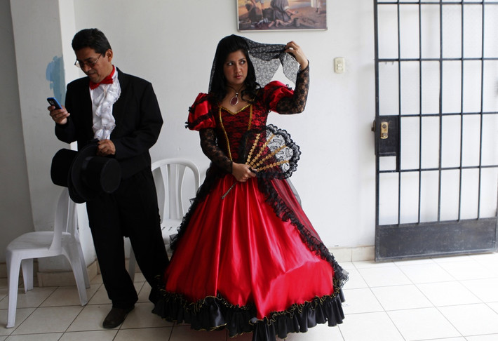 Váy cưới của các cô dâu ở thủ đô Lima, Peru được thiết kế nhiều lớp và chân váy trang trí cầu kỳ. Ảnh: Lucero Del Castillo.