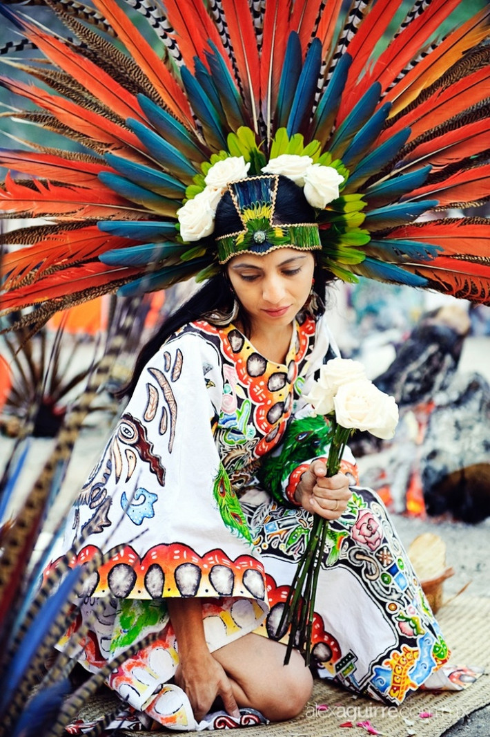 Cô dâu Mexico rạng rỡ với trang phục cưới thêu tay họa tiết đa sắc màu. Ảnh: Indiatimes.