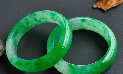 Theo các chuyên gia phong thủy nên mang trang sức ngọc bích bên người thường xuyên trong nhiều năm liền để mang lại may mắn. Ảnh: Wordpress.