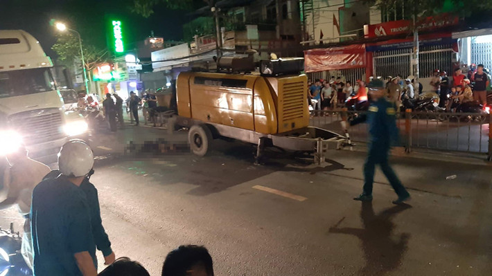Đến rạng sáng 14/8, Công an quận Gò Vấp, TP HCM vẫn đang khám nghiệm hiện trường vụ tai nạn giao thông nghiêm trọng làm 2 thanh niên đi xe máy tử vong tại chỗ.