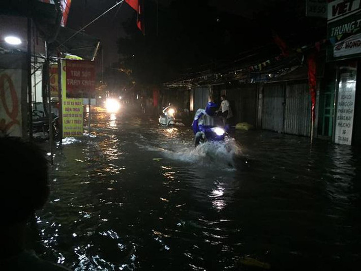 Các phương tiện di chuyển tại khu vực trung tâm gặp rất nhiều khó khăn.