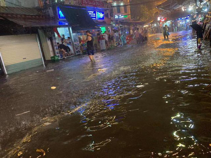 Cơn mưa dông tiếp tục diễn biến phức tạp, có khả năng xảy ra lốc, sét, mưa đá và gió giật mạnh;