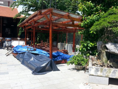Theo Sở Xây dựng Phú Yên, chủ khu đất là bà Nguyễn Thị Doàn, còn người đứng ra xây dựng nhà hàng gỗ "khủng" Tuy Hòa xưa là ông Đặng Đình Nghĩa - con trai bà Doàn. (Ảnh: Dân Việt).