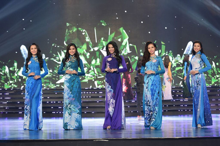 Thí sinh Nguyễn Thị Thành (SBD 195, bìa phải), SN 1996, đến từ tỉnh Bắc Ninh.