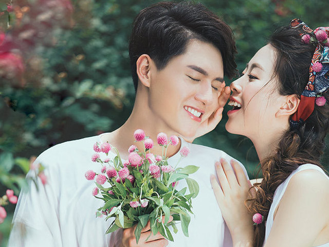 Chồng có thể đưa ra 1001 lý do để trì hoãn nhiệm vụ, bạn không nên nói quá nhiều, chỉ cần nhỏ nhẹ "Thôi anh ơi, còn nhiều dịp để xem mà!" hoặc "Có vẻ anh không hào hứng lắm!" hay "em muốn biết ý anh ra sao?" Kết quả: Biết được vị trí của bạn sau tiếng nói "không" rồi tiếp tục thỏa hiệp để tiết chế chồng.