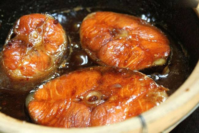 Khi cá ngấm đều gia vị, bắc nồi lên bếp, kho nhỏ lửa. Thêm hai muỗng nước lạnh để nồi cá không bị cháy. Lưu ý, lật mặt cá để hai mặt chín đều. Ảnh minh họa: Naufood.