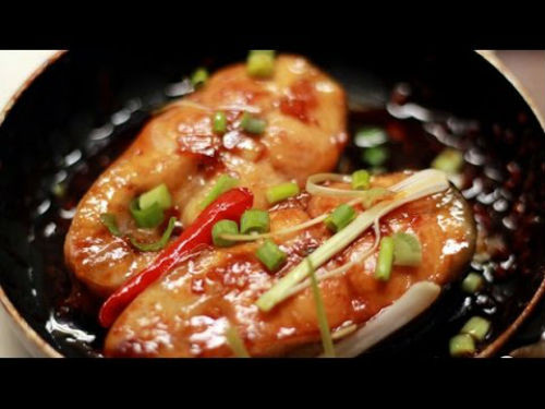 Nước sốt cá sánh lại thì thêm chút nước mắm cho cá dậy mùi. Cuối cùng rắc hạt tiêu và hành lên trên. Ảnh minh họa: Youtube.