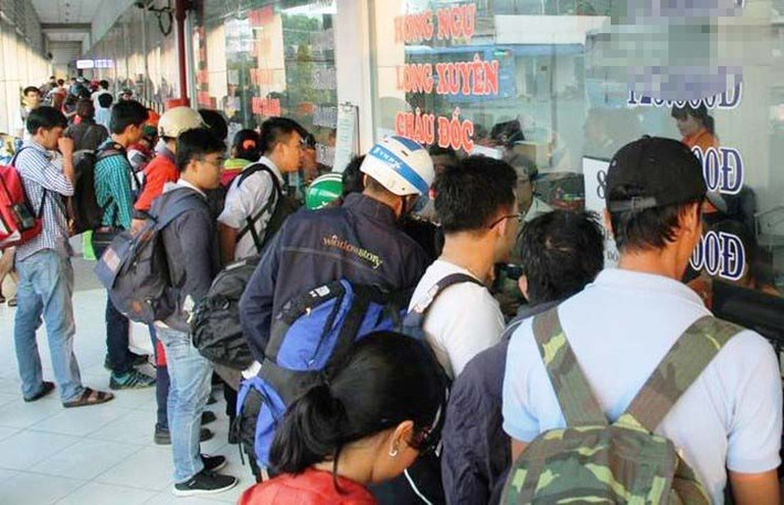 Người dân chen chân mua vé xe để về quê trong chiều 26 Tết.