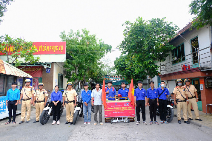 Chiều 29/8, Trạm CSGT Tân Túc (thuộc Phòng CSGT Công an TP HCM) cùng Đoàn xã Tân Quý Tây (huyện Bình Chánh, TP HCM) ra quân hút đinh, vật nhọn... trên tuyến QL1.
