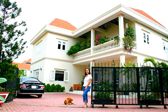 1. Biệt thự triệu đô rộng hơn 1000m2 của "mỹ nhân không tuổi" Diễm MyDiễm My thường được ngợi ca bởi như "mỹ nhân không tuổi" hay "nữ hoàng ảnh lịch". Sau khi tạo dấu ấn mạnh mẽ với hàng triệu cuốn lịch treo trong mỗi gia đình Việt vào những năm 90, Diễm My tiếp tục thử sức với lĩnh vực điện ảnh và gặt hái được nhiều thành công. Ảnh: Vietnamnet.