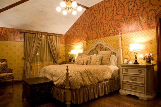 Trần nhà, tường, cầu thang, thang máy, phòng tắm, sân thượng, quầy bar… đều được sơn vàng lấp lánh khiến nhiều người lầm tưởng chủ nhân dát vàng 24k. Ảnh: Vietnamnet.