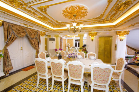 Ngay cả hệ thống đèn trong nhà cũng được chọn những loại đèn sang trọng có hoa văn cầu kỳ và tinh tế. Được biết toàn bộ nội thất được nhập từ nước ngoài về Việt Nam với giá thành vô cùng đắt đỏ. Ảnh: GDVN.