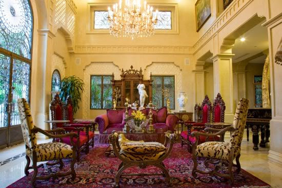 Song theo Ngô Mỹ Uyên, cô đã mua lại từ một villa của Pháp và sửa dần trong ba năm, thành ra chính cô còn không biết trị giá bao nhiêu. Chỉ biết, bên trong là không gian rộng lớn trông không khác gì các cung điện châu Âu. 90% đồ nội thất được Ngô Mỹ Uyên mang từ Mỹ về. Ảnh: Vietnamnet.