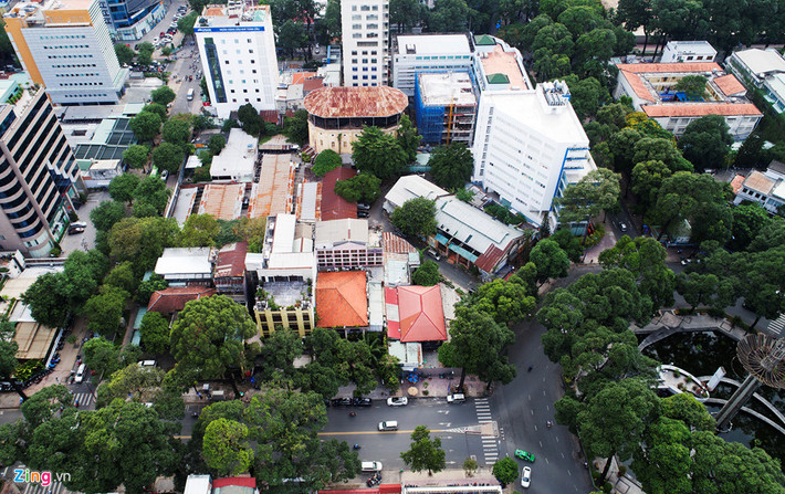 Với diện tích lên đến 8.300 m2, lô đất này thuộc diện lớn hiếm hoi ở vùng lõi trung tâm TP.HCM. Quỹ đất thuộc sở hữu của Công ty cổ phần TM DV Quảng trường Quốc tế (ISC). Nhưng thực tế, việc sở hữu thực sự lô đất này còn một liên minh nhiều doanh nghiệp lớn khác dưới nhiều hình thức khác nhau.