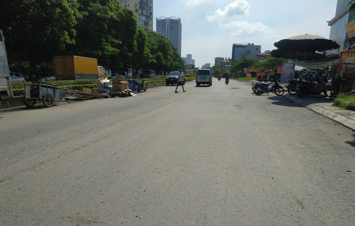 Hàng loạt ki ốt, nhà xưởng mọc bên đường Vành đai 2,5 đoạn qua khu đô thị Định Công.