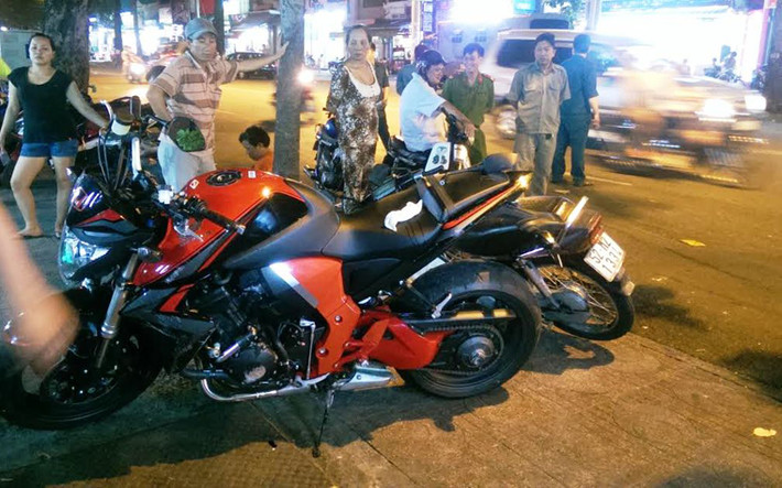 Cùng thời điểm này, một vụ tai nạn giao thông khác do xe phân khối lớn gây ra trên đường Ngô Gia Tự, quận 10, TP HCM làm một người đàn ông điều khiển xe máy trọng thương.