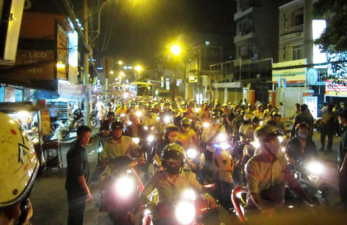 Đến hơn 20h cùng ngày, tình trạng kẹt xe cơ bản đã được giải quyết nhưng phương tiện lưu thông qua đây vẫn còn gặp nhiều khó khăn.