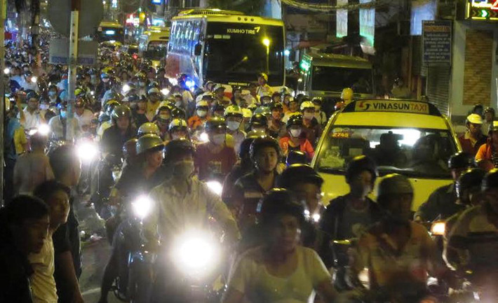 Tuy nhiên suốt hàng giờ đồng hồ, dòng xe tiếp tục nối đuôi nhau kéo dài gần 1 km từ vị trí vụ tai nạn tới ngã tư Hàng Xanh khiến tình trạng ùn tắc mỗi lúc càng trầm trọng.