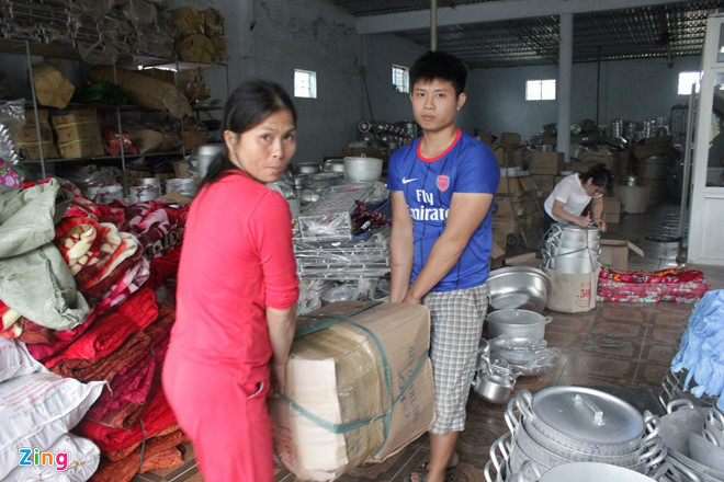 Thời điểm đó cả làng đi buôn đồng nát và thu mua đủ thứ như đưa xoong nồi đi đổi đồng nát, buôn lông vịt, dép nhựa hỏng, bao bì, chai lọ… Cứ hễ cái nào mua được, bán được là họ buôn hết. Cũng từ đó Diễn Tháp còn có tên gọi khác là "Làng phế liệu". Ảnh: Zing.
