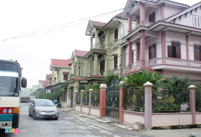 2. "Làng phế liệu" Diễn Tháp Diễn Tháp nằm ở phía tây của huyện Diễn Châu, giáp với huyện Yên Thành. Trước đây, vùng đất này là đồng không mông quạnh, nước ngập quanh năm. Những năm 1990 trở về trước, người dân hầu hết làm nông, thu nhập bình quân đầu người thấp nhất huyện. Sau đó, nhờ nhạy bén với thời cuộc, người dân bắt đầu dùng xe đạp cà tàng đi buôn đồng nát. Ảnh: Zing.