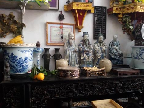 Ở đây người ta gọi khu buôn bán đồ gỗ mỹ nghệ, đồ cổ của Hải Minh là khu Tân Tiến với hàng chục cửa hàng buôn bán nằm san sát nhau, chẳng khác gì một phố buôn bán lớn ở Hà Nội. Người ta đùa rằng, ở Tân Tiến, mỗi nhà có vài chiếc xe hơi, hàng chục tỷ đồng là chuyện bình thường, bởi nghề buôn bán đồ cổ đã đem lại lợi nhuận rất lớn. Ảnh: CSTC.