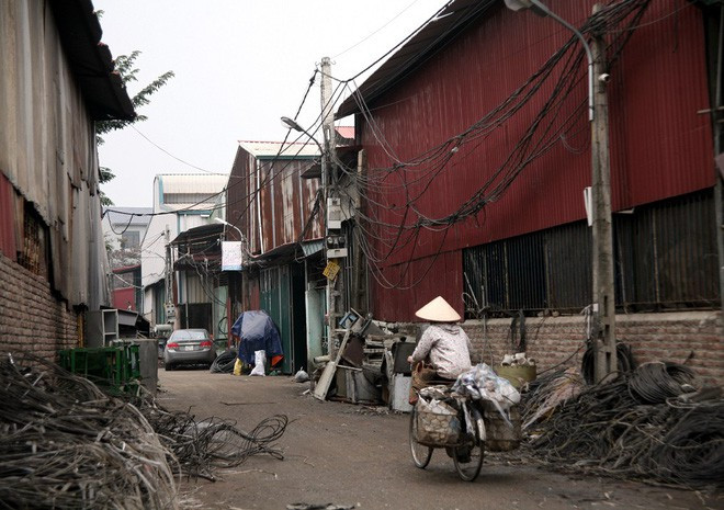 Khắp các con đường, ngõ xóm trong ngôi làng đồng nát siêu giàu đều là những bãi phế liệu được phân theo chủng loại. Những máy phát điện cũ hỏng công suất lớn, những trạm biến áp khổng lồ cũng được mang tới Quan Độ và dưới bàn tay khéo léo, họ đã tháo ra những bộ phận riêng biệt. Với những chi tiết còn tốt sẽ gom và bán lại, những thứ không dùng được sẽ gom thành sắt vụn. Ảnh: Thời đại.