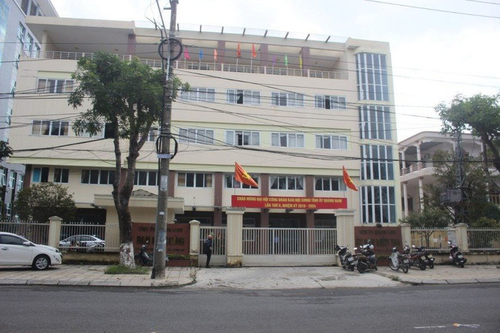 Một cán bộ Ủy ban Kiểm tra Tỉnh ủy Quảng Nam đột tử tại cơ quan: Ngày 15/11/2019, một lãnh đạo Văn phòng Tỉnh ủy Quảng Nam xác nhận, ông Trần Ph. Th., cán bộ Ủy ban Kiểm tra (UBKT) Tỉnh ủy đã đột tử tại cơ quan. Theo thông tin ban đầu, khoảng 7h cùng ngày, cán bộ, nhân viên UBKT Tỉnh ủy Quảng Nam đến cơ quan làm việc thì hoảng hốt phát hiện ông Th. đã tử vong trong phòng làm việc.